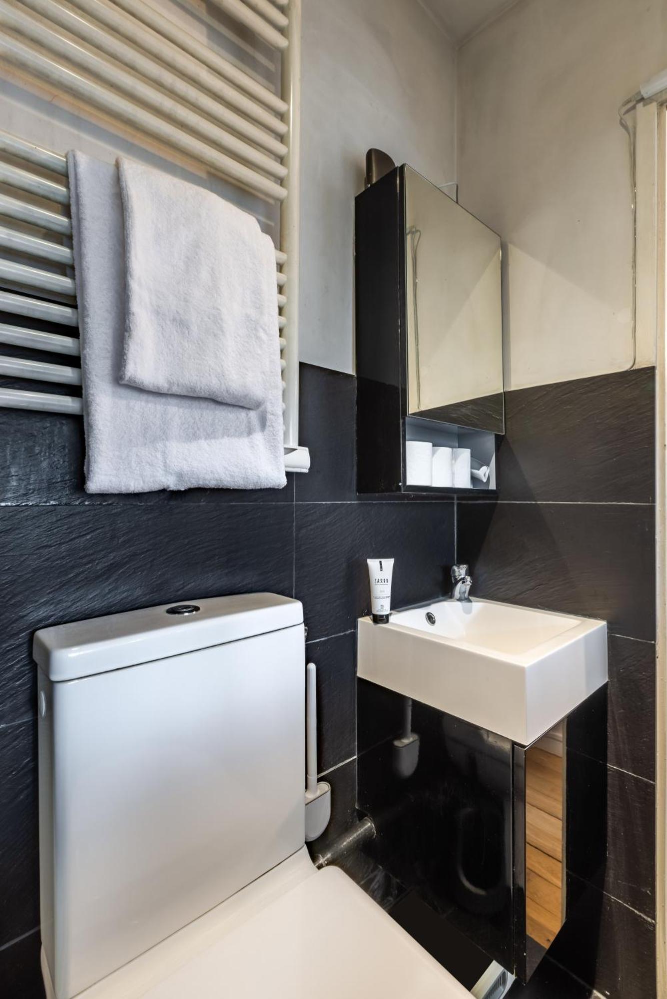 Charming In North Center Apartment